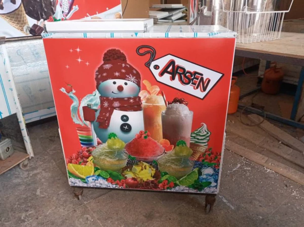 فریزر یخ در بهشت با میز کار