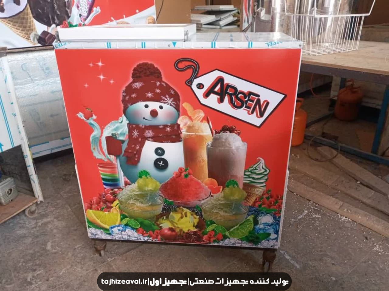 فریزر یخ در بهشت با میز کار