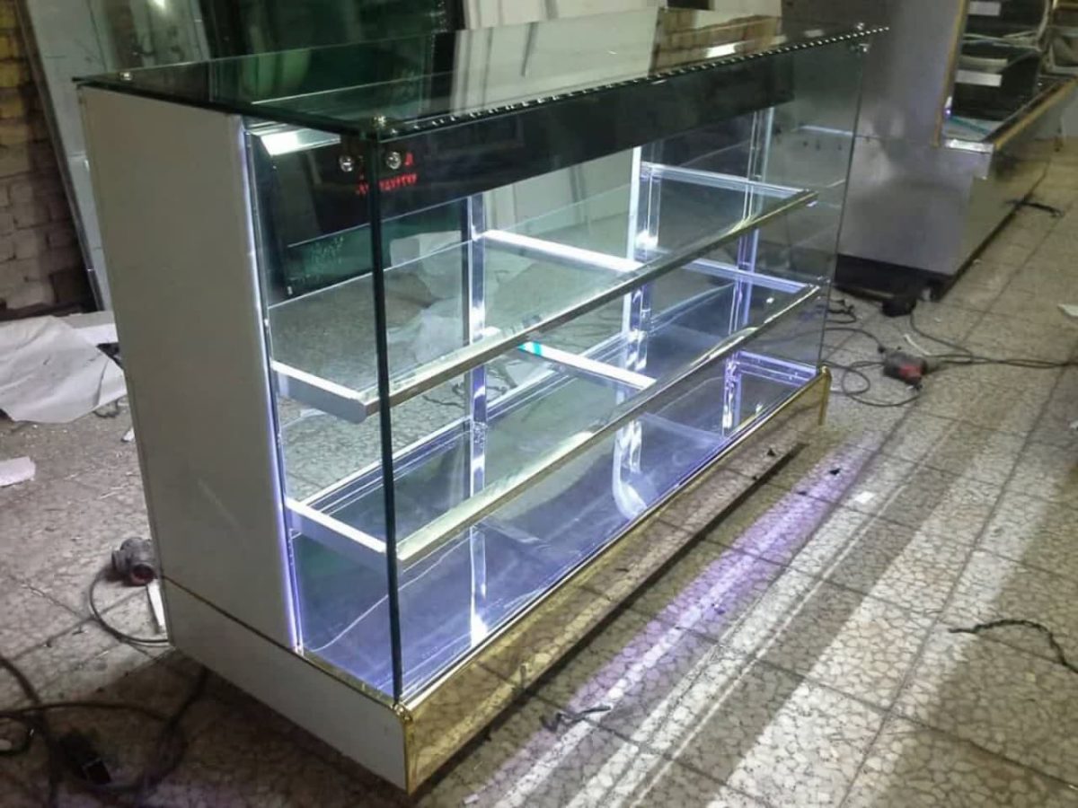 ویترین خشک قنادی مدل سه طبقه مکعبی