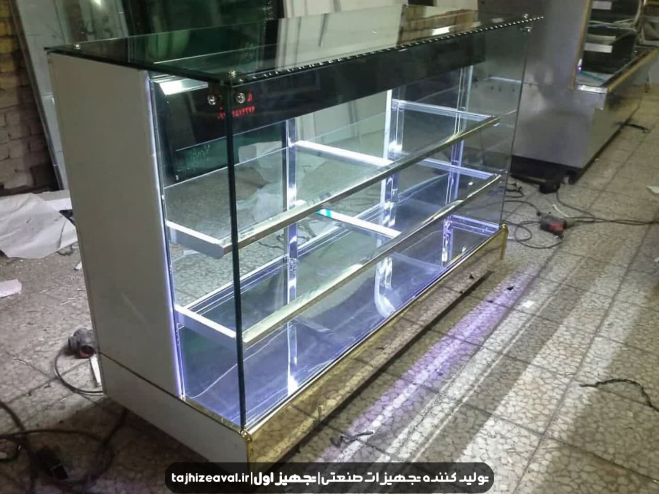 ویترین خشک قنادی مدل سه طبقه مکعبی